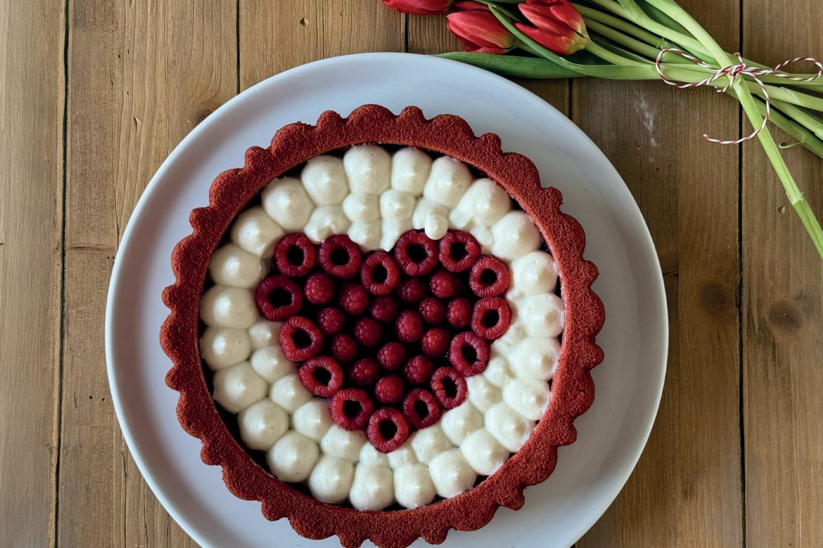 torta furba con un cuore di lamponi