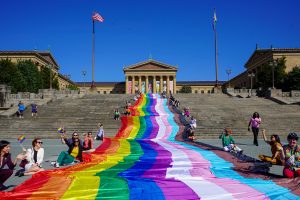 pride month 2025 itinerari arcobaleno nel mondo bandiera arcobaleno gigante al philadelphia museum of art