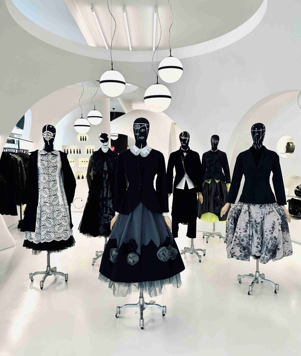 anteprima moda primavera estate 2026 il fascino del grigio (7)