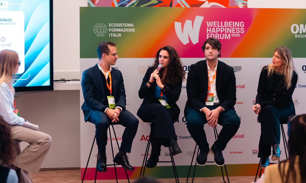 a destra monica magnoni sul palco del wellbeing happiness ph press