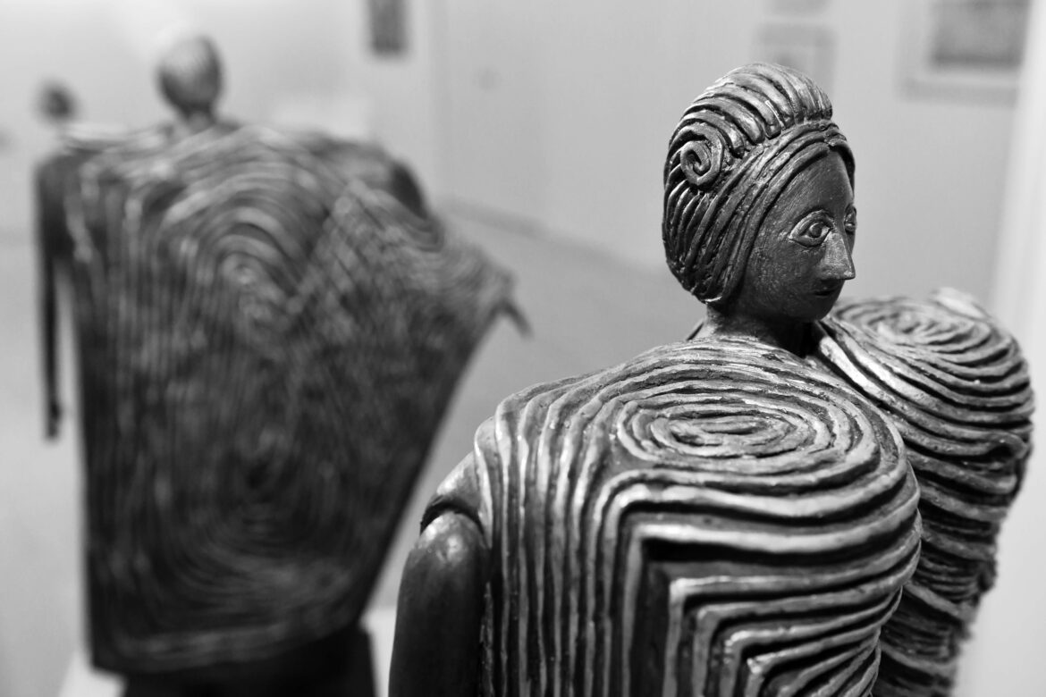 rachele bianchi, simbiosi 2001, bronzo dorato (bianco nero)