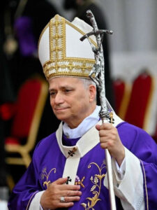 papa leone xiv icona fashion vogue lo premia nel 2025