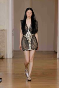 tendenze moda inverno 2026 la regola è… brillare con stile (3)