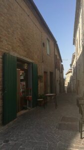 scopri il paese dei cocci dove il design sfida il tempo (2)