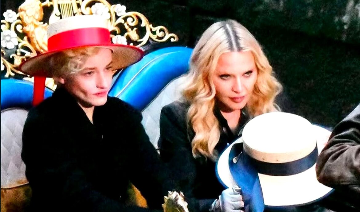 madonna e julia garner ph ig