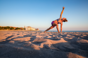 addio stress grado è l‘oasi dell'adriatico per rigenerarsi credit yoga spiaggia tommaso balestra