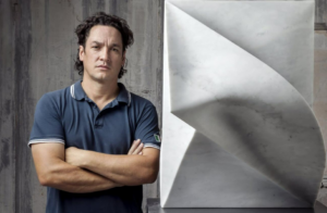 la scultura che fluttua la mostra evento a pietrasanta