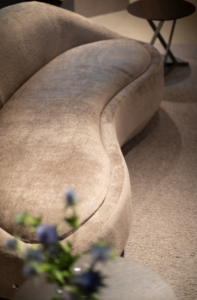 come arredare con curve fluide per un living magnetico (3)