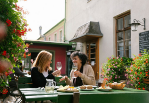 Donne che bevono calice di vino