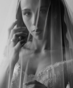il look da sposa di aurora ramazzotti onde da sogno