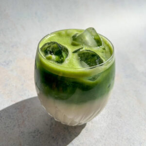 matcha latte il trend green che accende la tua routine
