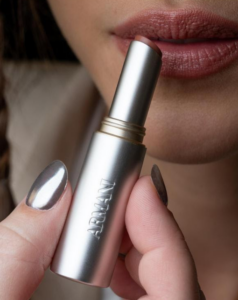sguardo magnetico e labbra viniliche il trucco sfilata chic (3)